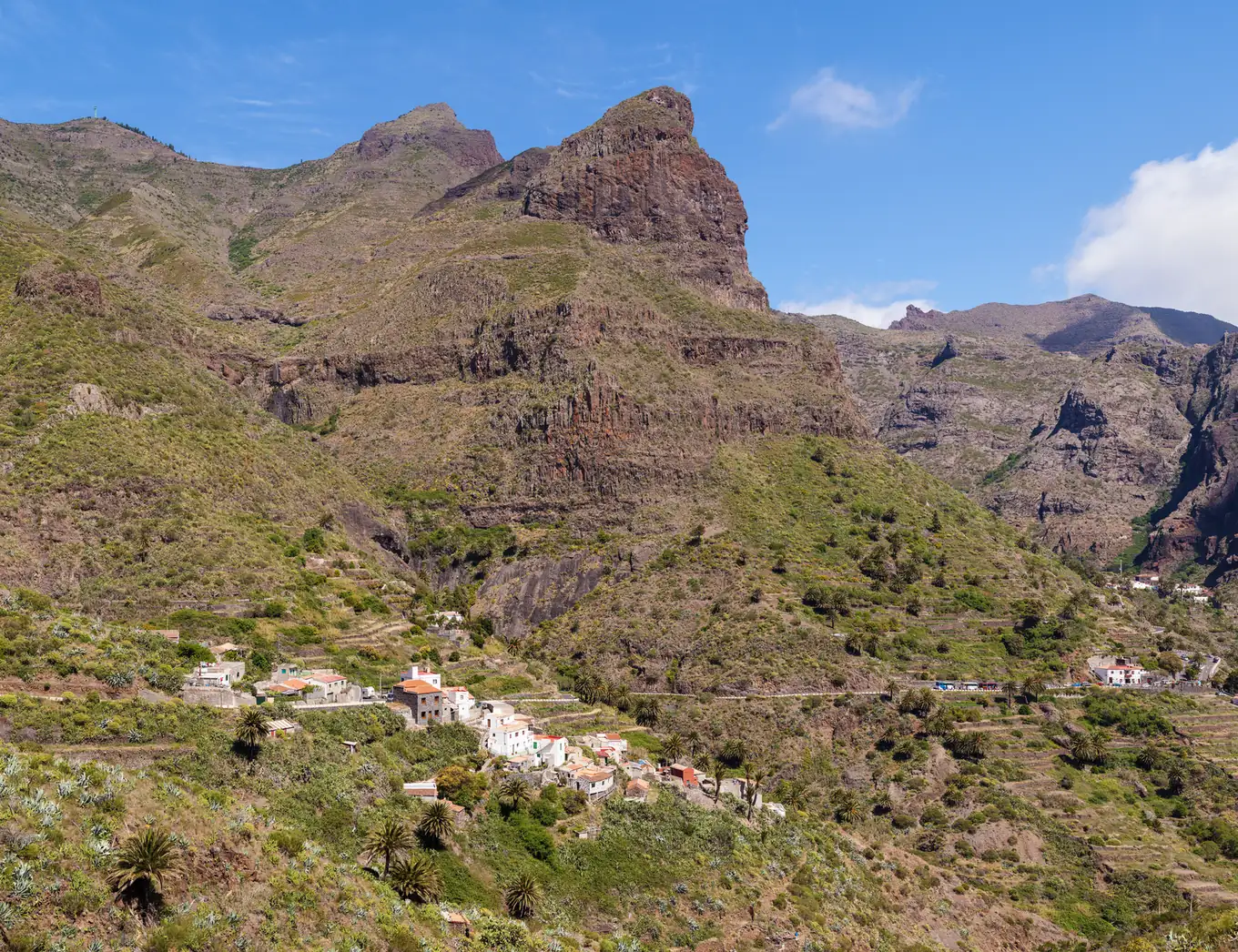 Le village de Masca accroché à une crête verdoyante au-dessus du ravin, dans le massif de Teno