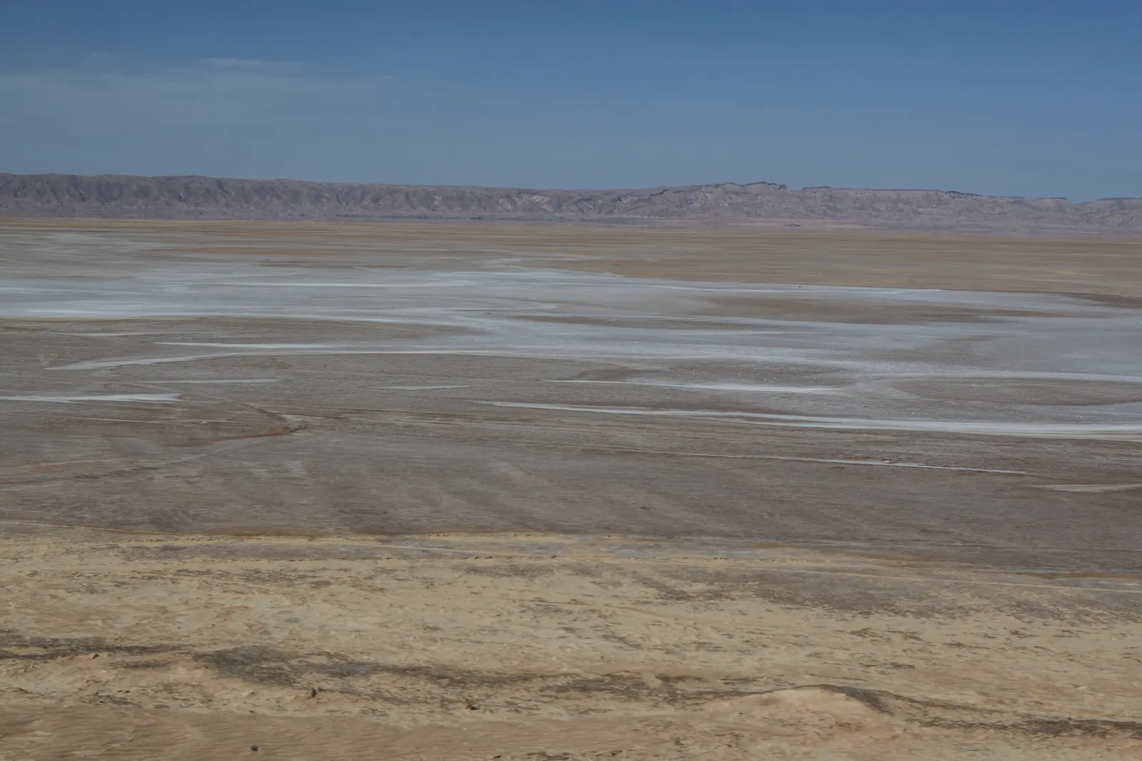 L'étendue plate et salée du chott el-Djérid, avec des traces blanches de sel jusqu'à l'horizon