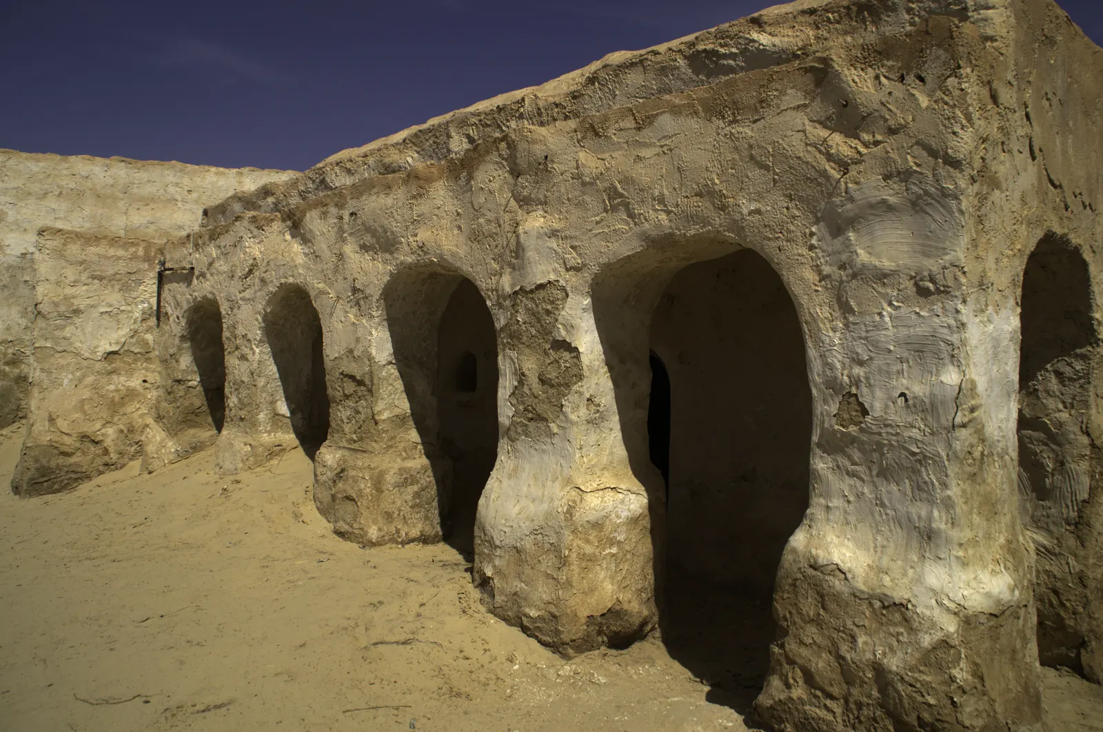 Les façades en arcades du décor de Mos Espa, construit pour Star Wars à Ong Jmel près de Nefta