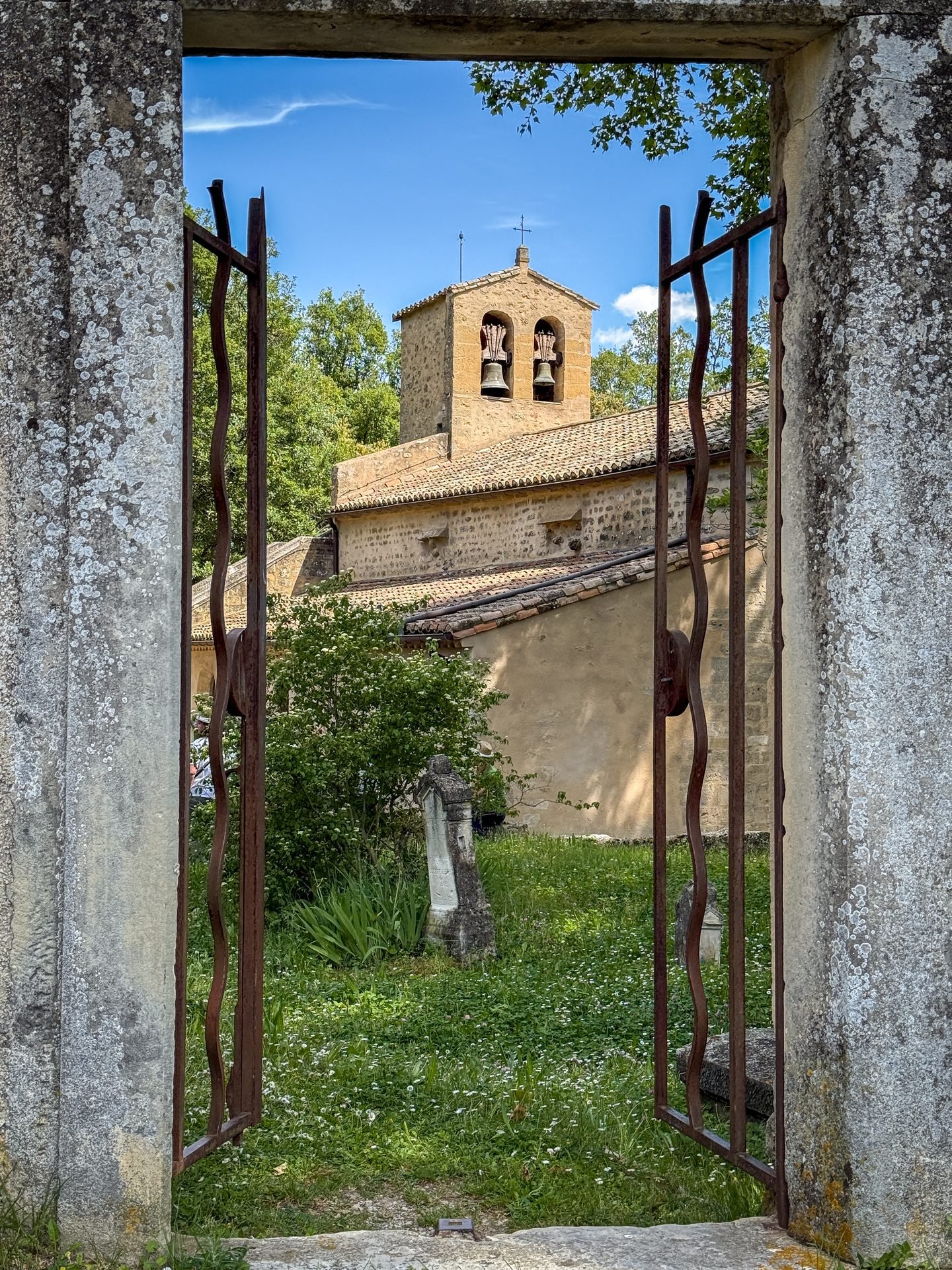 L'église de Vaugines vue à travers un portail en pierre