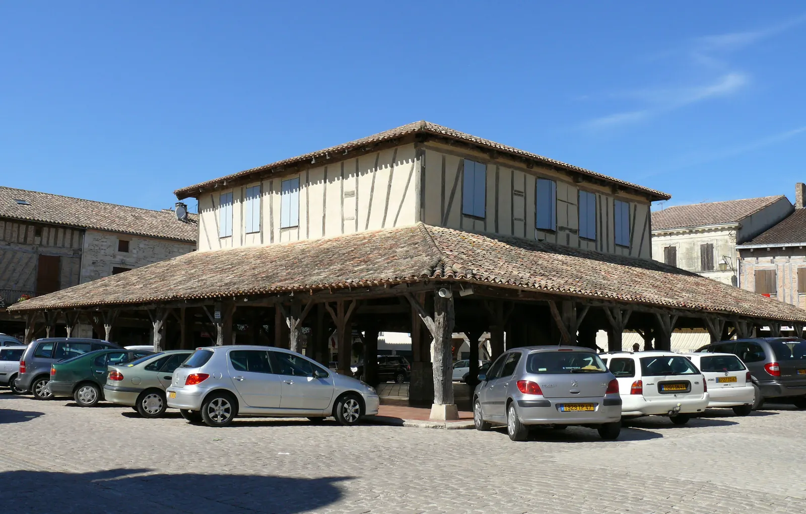 Halle à étage de Villeréal portée par des piliers de bois sur la place de la bastide