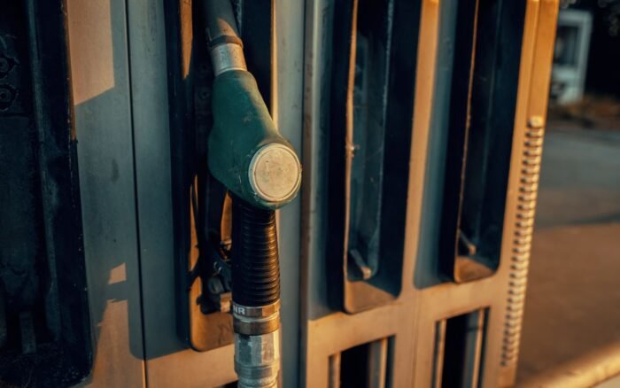 Carburant à 2,39 € : comment voyager autrement sans renoncer à partir