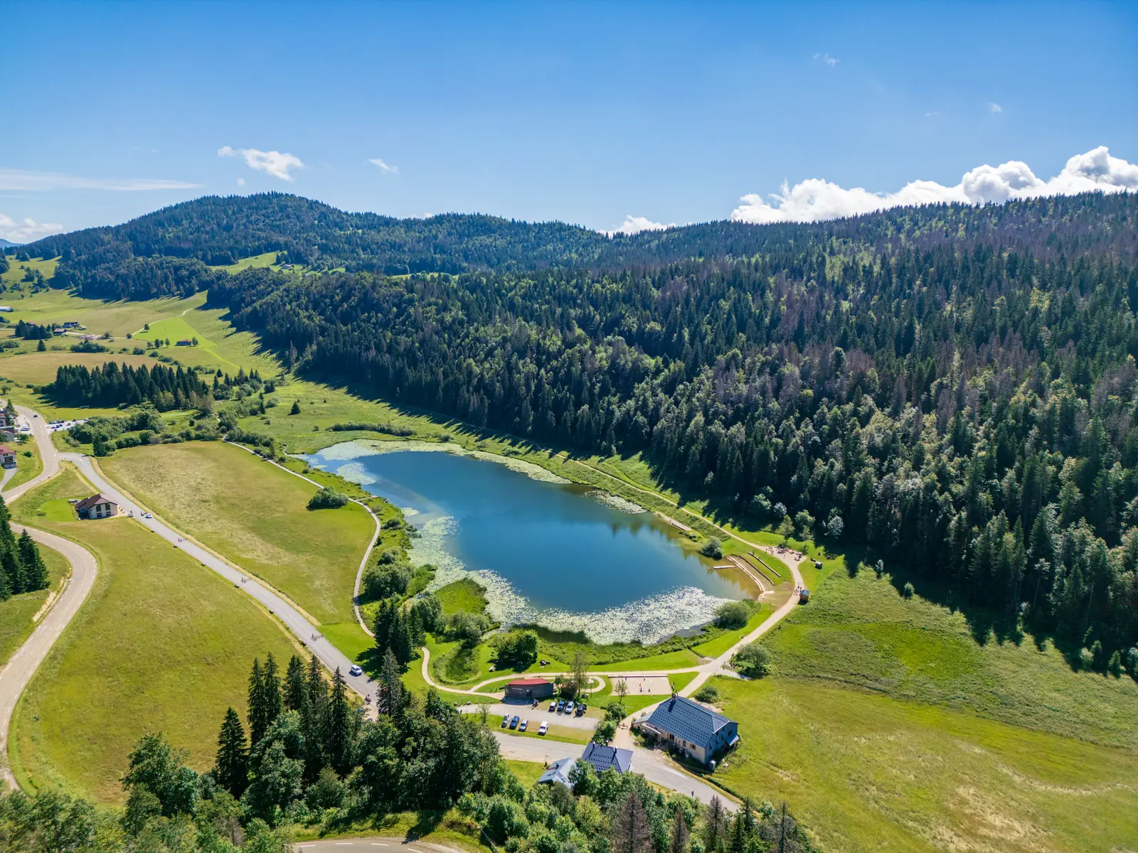 Vue aérienne du lac de Lamoura et de sa combe en été