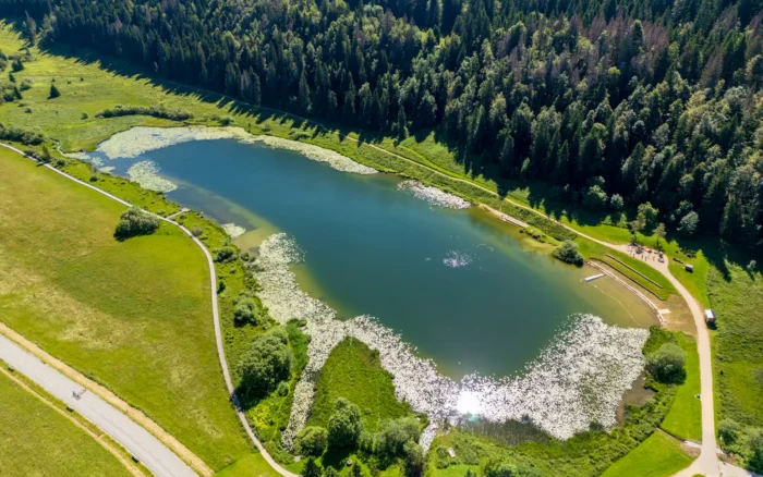 Que faire à Lamoura : le village d&rsquo;altitude de la Station des Rousses, entre lac, la Serra et forêts