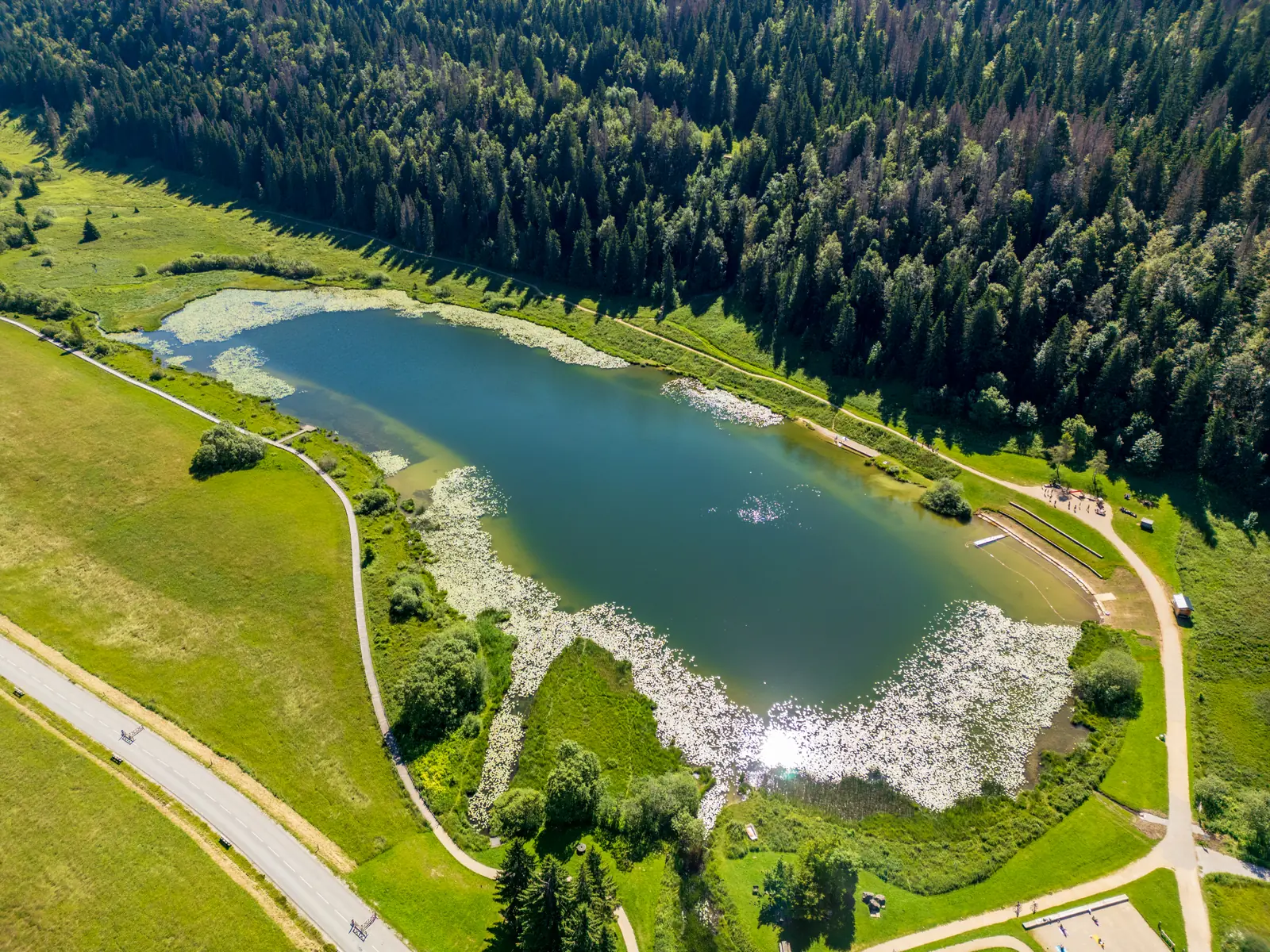 Que faire à Lamoura : le village d&rsquo;altitude de la Station des Rousses, entre lac, la Serra et forêts