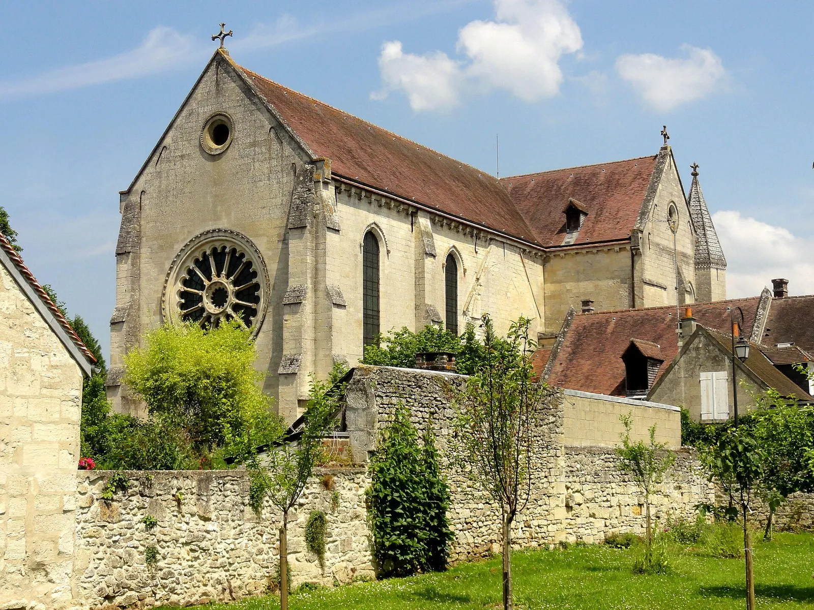 L'église abbatiale de Saint-Jean-aux-Bois, village né autour d'une abbaye du XIIe siècle