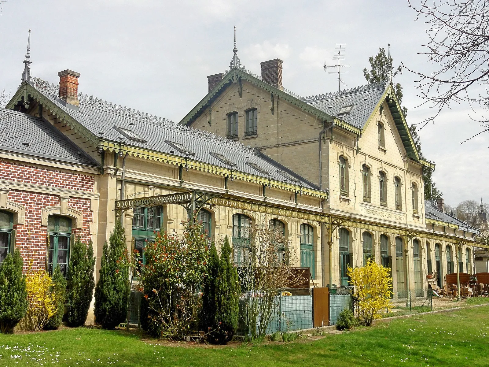 L'ancienne gare de Pierrefonds, au bout de la Voie Verte qui longe le lac