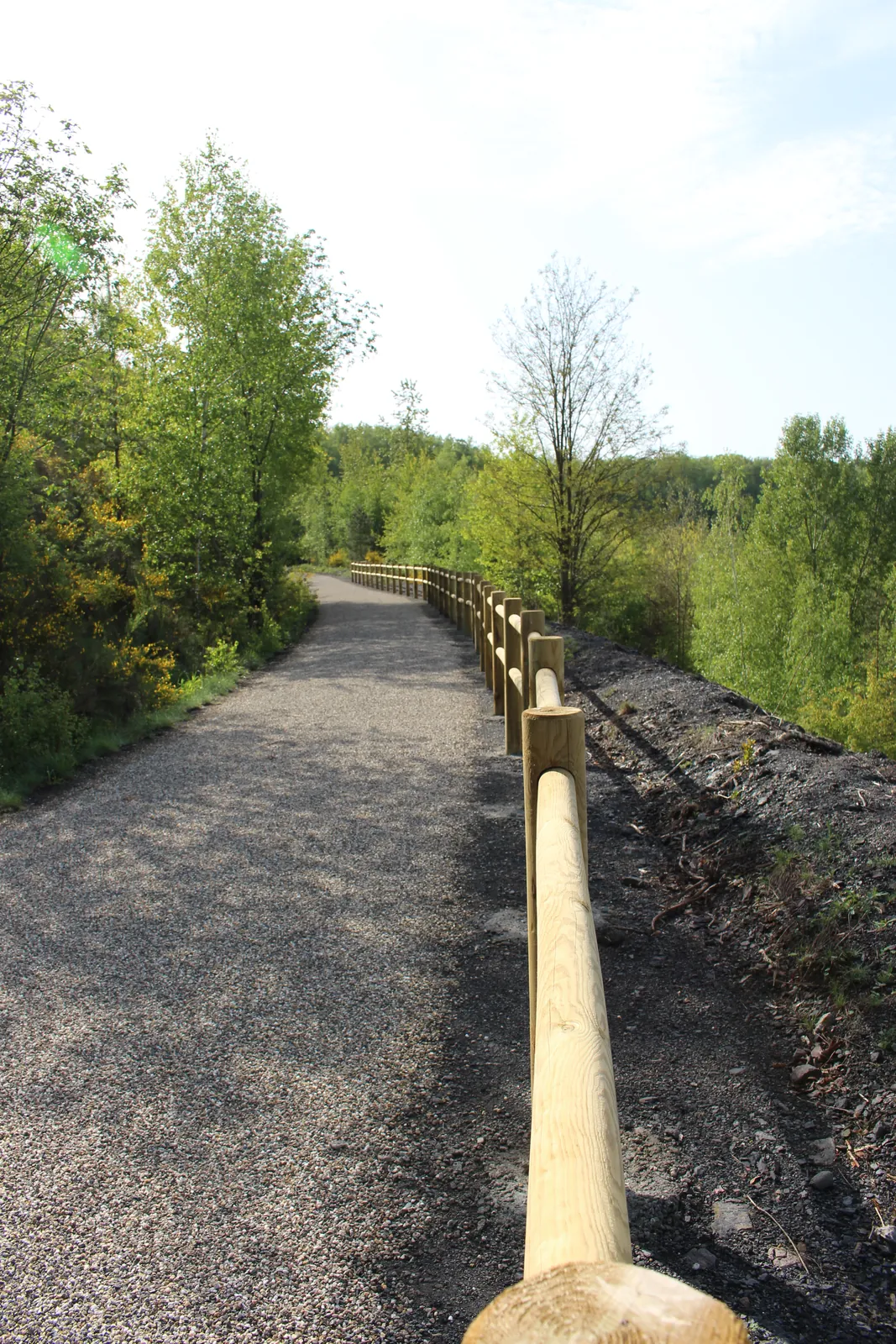 Chemin stabilisé bordé d'une lisse en bois dans la carrière Simon