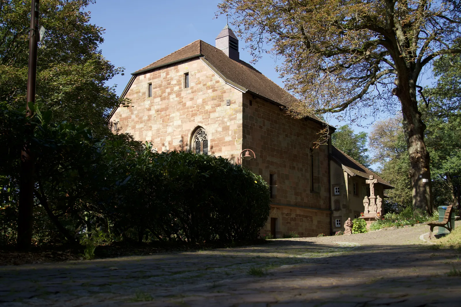 La chapelle gothique Sainte-Croix de Forbach, en grès rose, et son parvis pavé