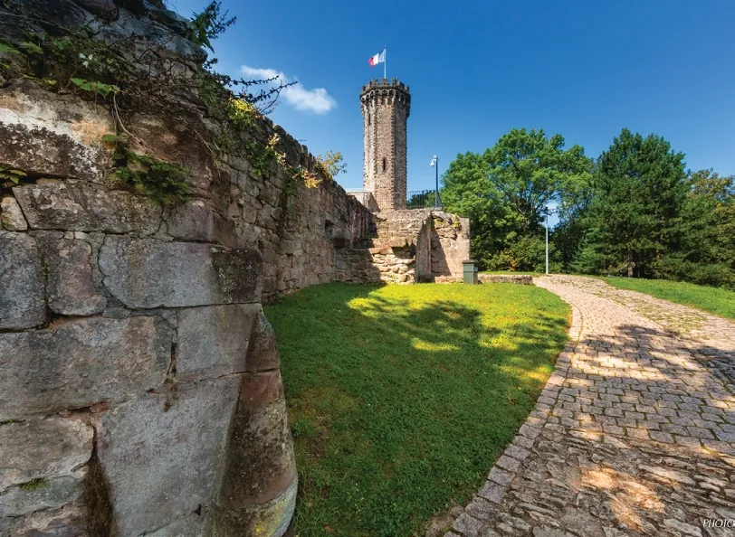 La tour du Schlossberg de Forbach et un pan de rempart en grès