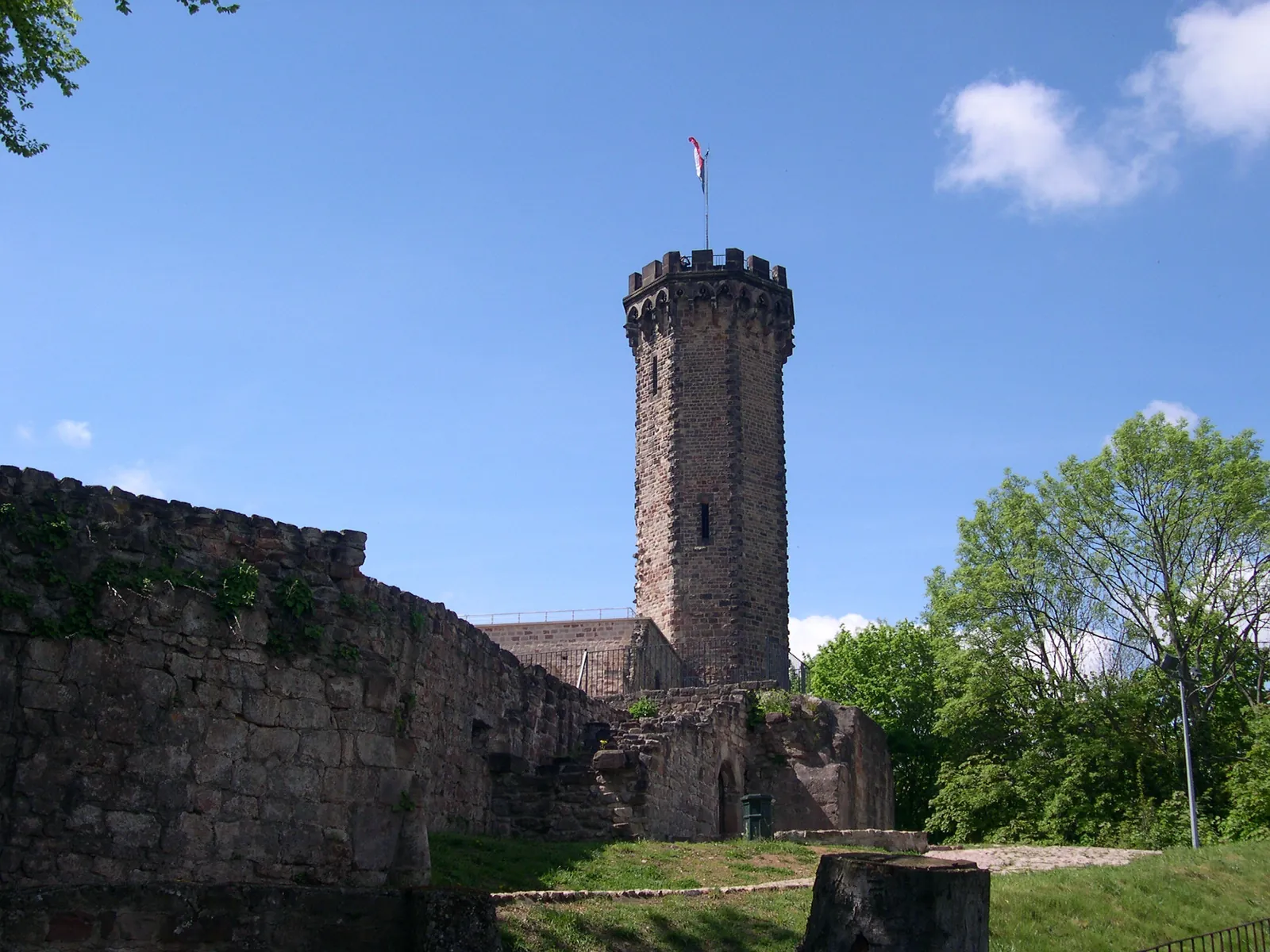 La tour octogonale crénelée du château du Schlossberg, à Forbach, au-dessus des vestiges de la forteresse