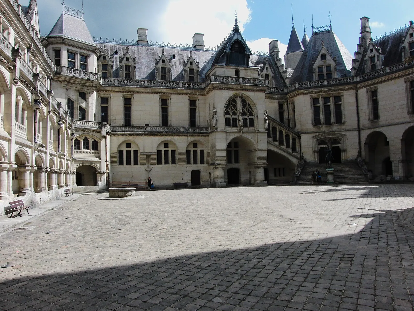 La cour d'honneur du château de Pierrefonds et son beffroi