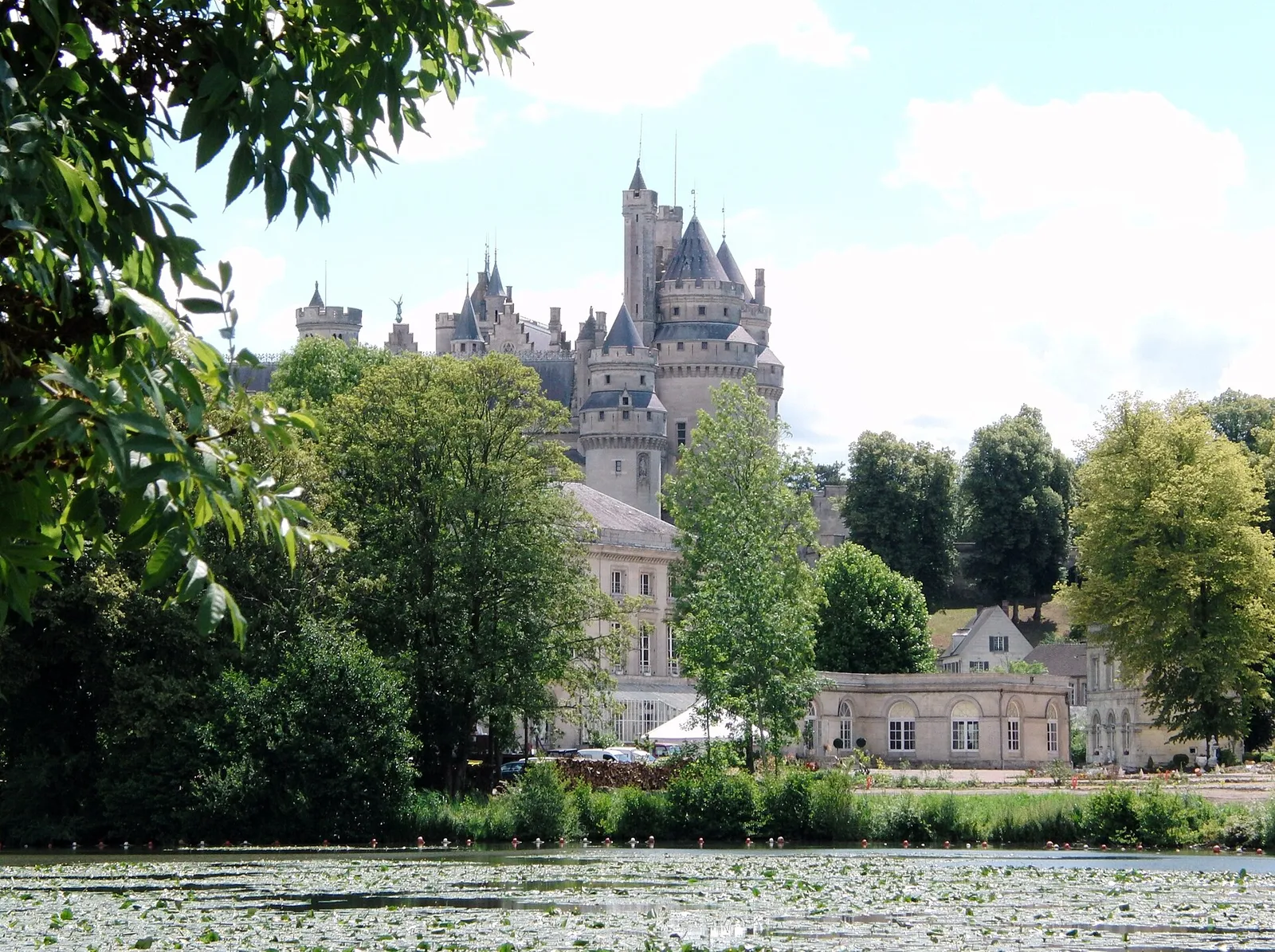 Le château de Pierrefonds dominant le village et le lac