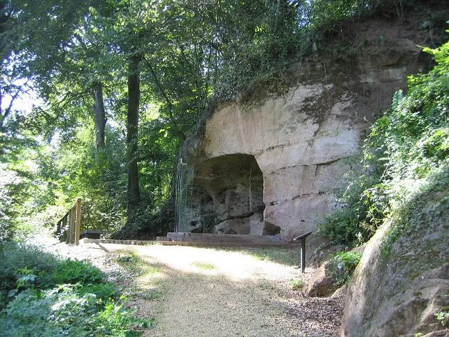Paroi de grès et grotte au bord d'un sentier sur la colline du Hérapel, à Cocheren