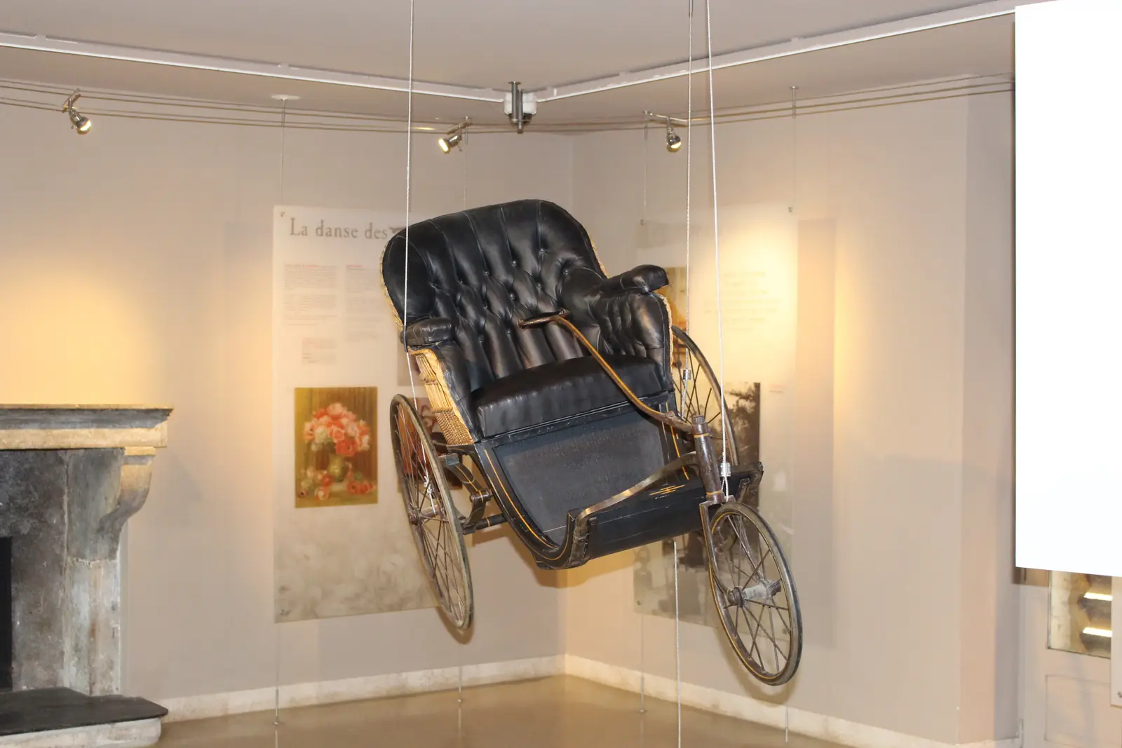 Le fauteuil roulant de Renoir présenté suspendu au rez-de-chaussée de son atelier d'Essoyes