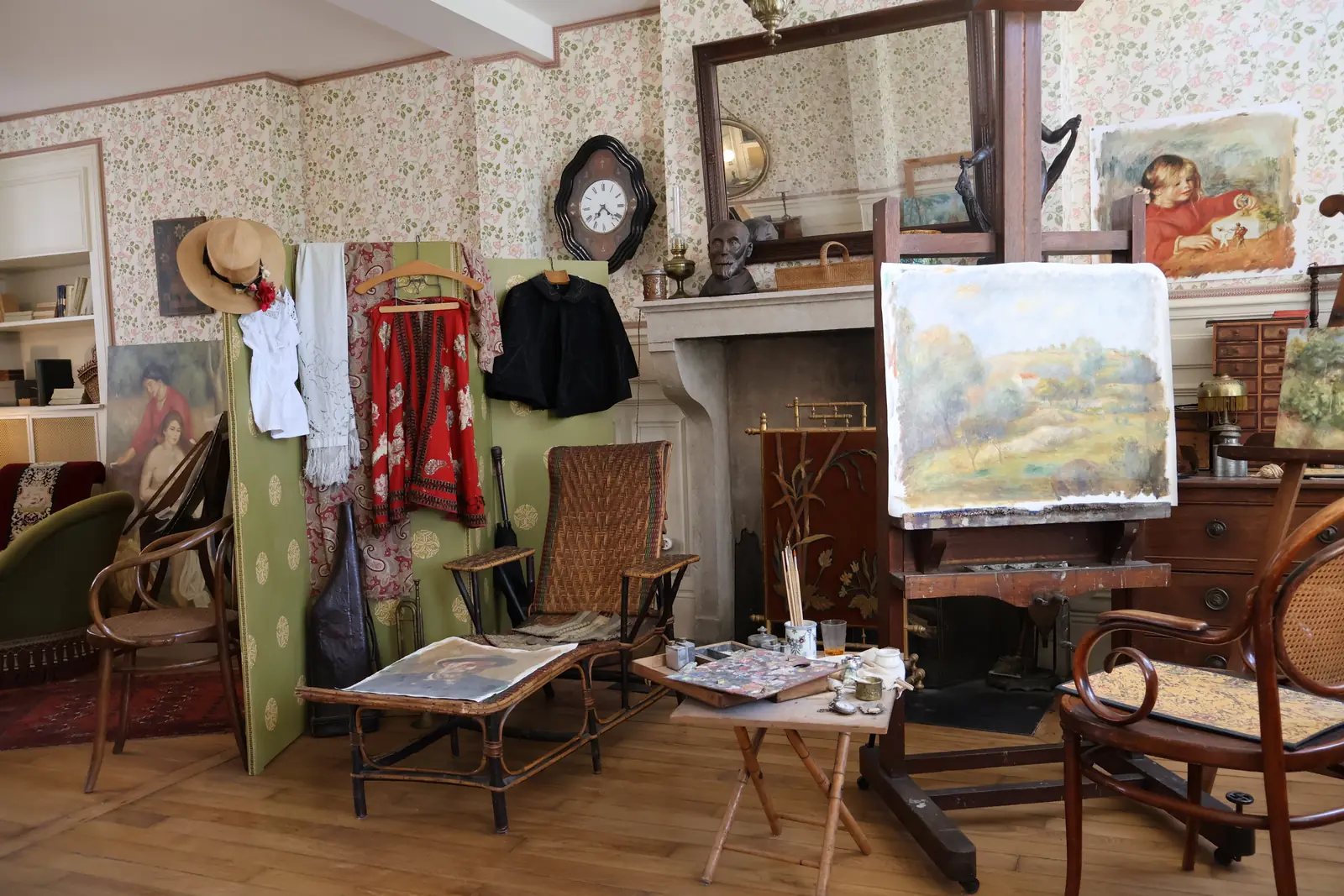 Le salon de l'atelier de Renoir à Essoyes : chevalet, paravent, costumes de modèles et fauteuils en bois courbé