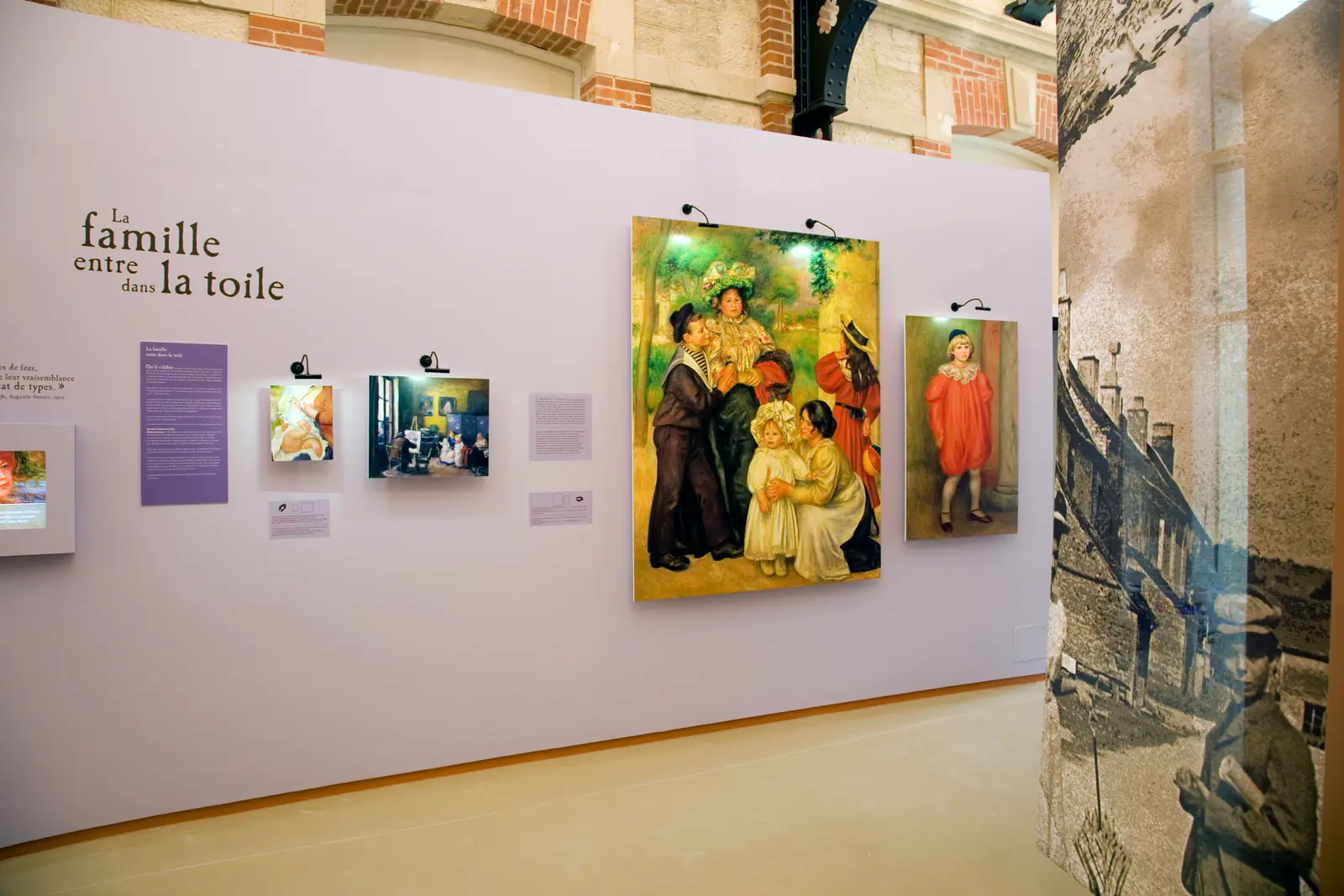 Une loge du parcours permanent du Centre culturel Renoir à Essoyes, avec des reproductions de portraits de famille