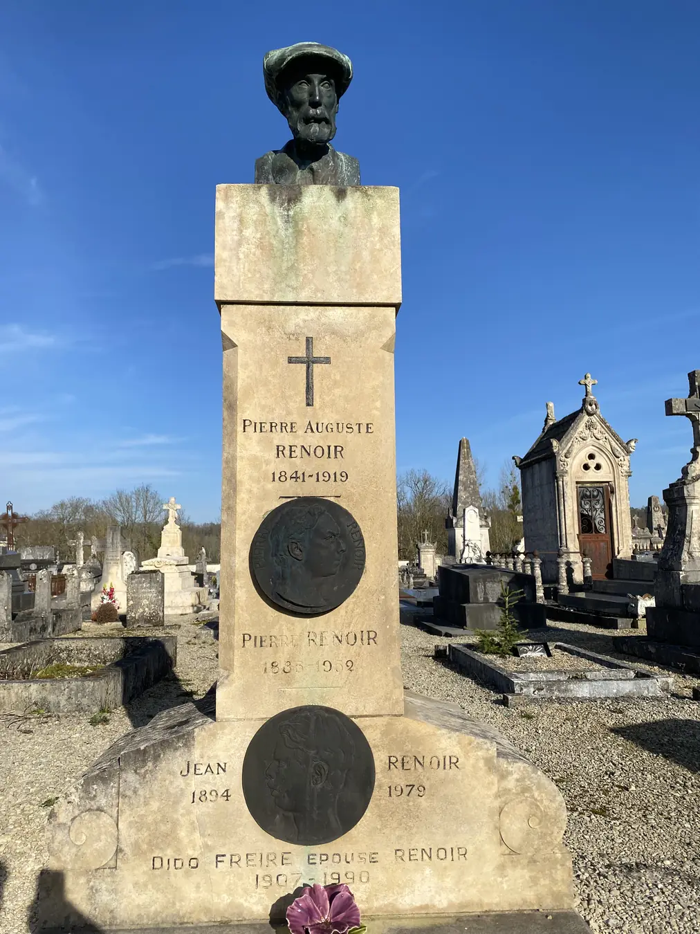 La tombe de Pierre-Auguste Renoir au cimetière d'Essoyes, surmontée du buste du peintre, où reposent aussi Pierre, Jean et Dido Freire