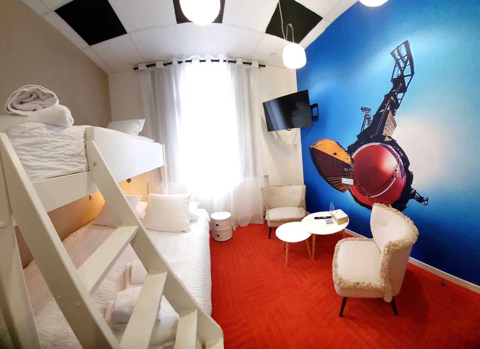 Chambre du gîte Une étape à la mine avec lits superposés et fresque de chevalement