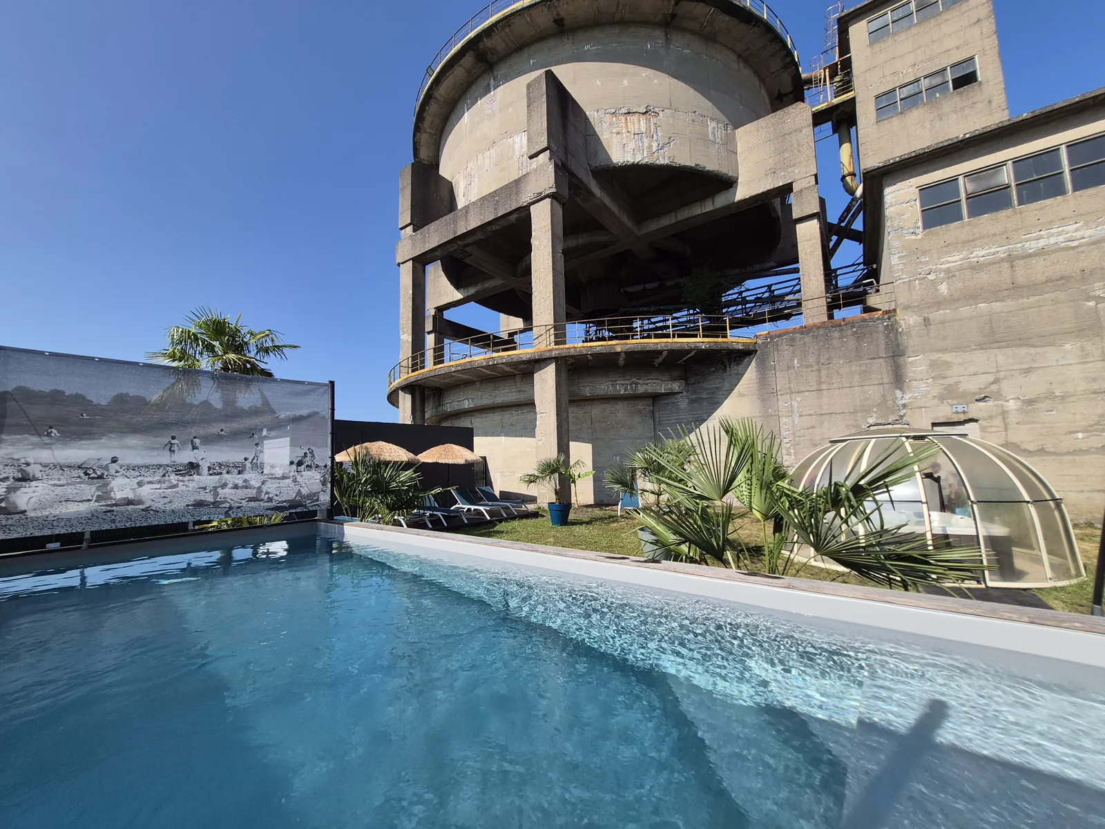 Piscine du gîte Une étape à la mine au pied d'un ancien bâtiment minier en béton