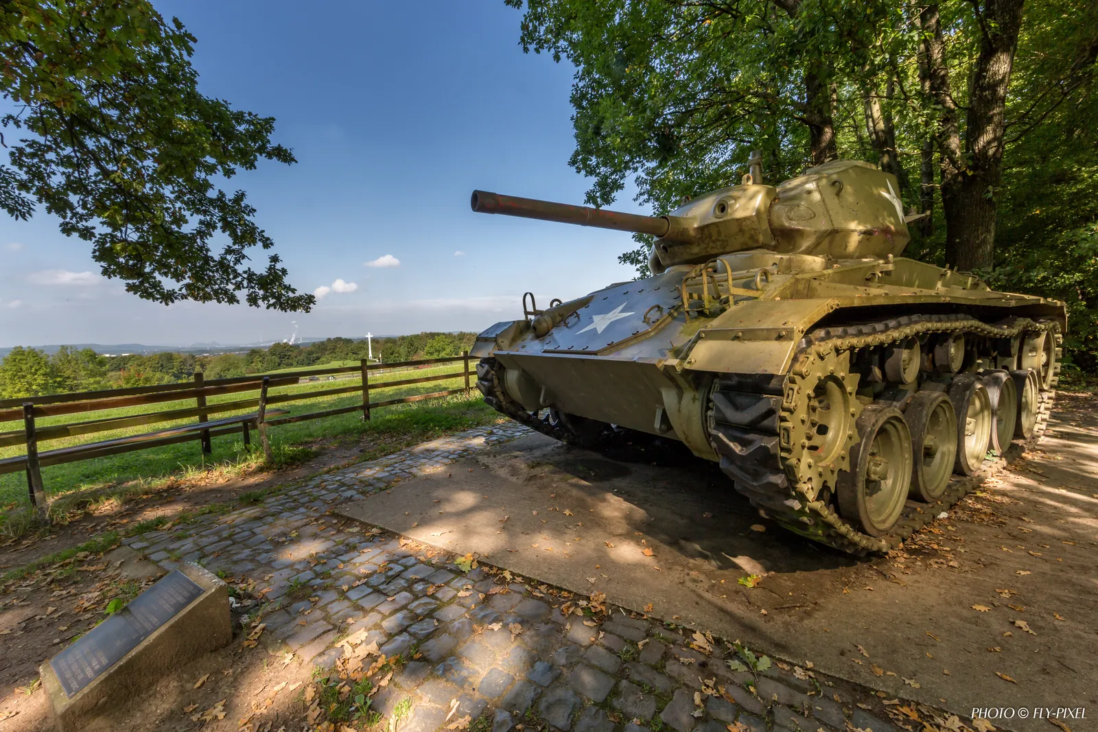Char américain M24 exposé sous les arbres sur les hauteurs de Spicheren