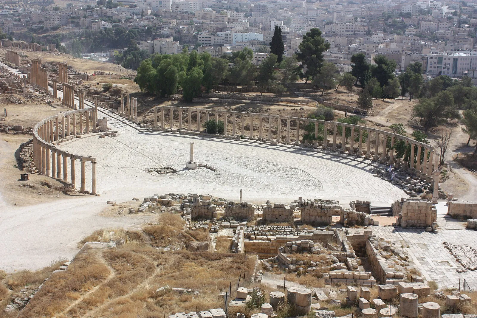 La place ovale bordée de colonnes de la cité romaine de Jerash, au nord d'Amman