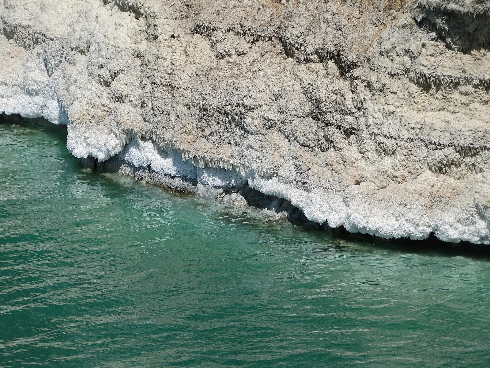Dépôts de sel blanc sur la rive jordanienne de la mer Morte