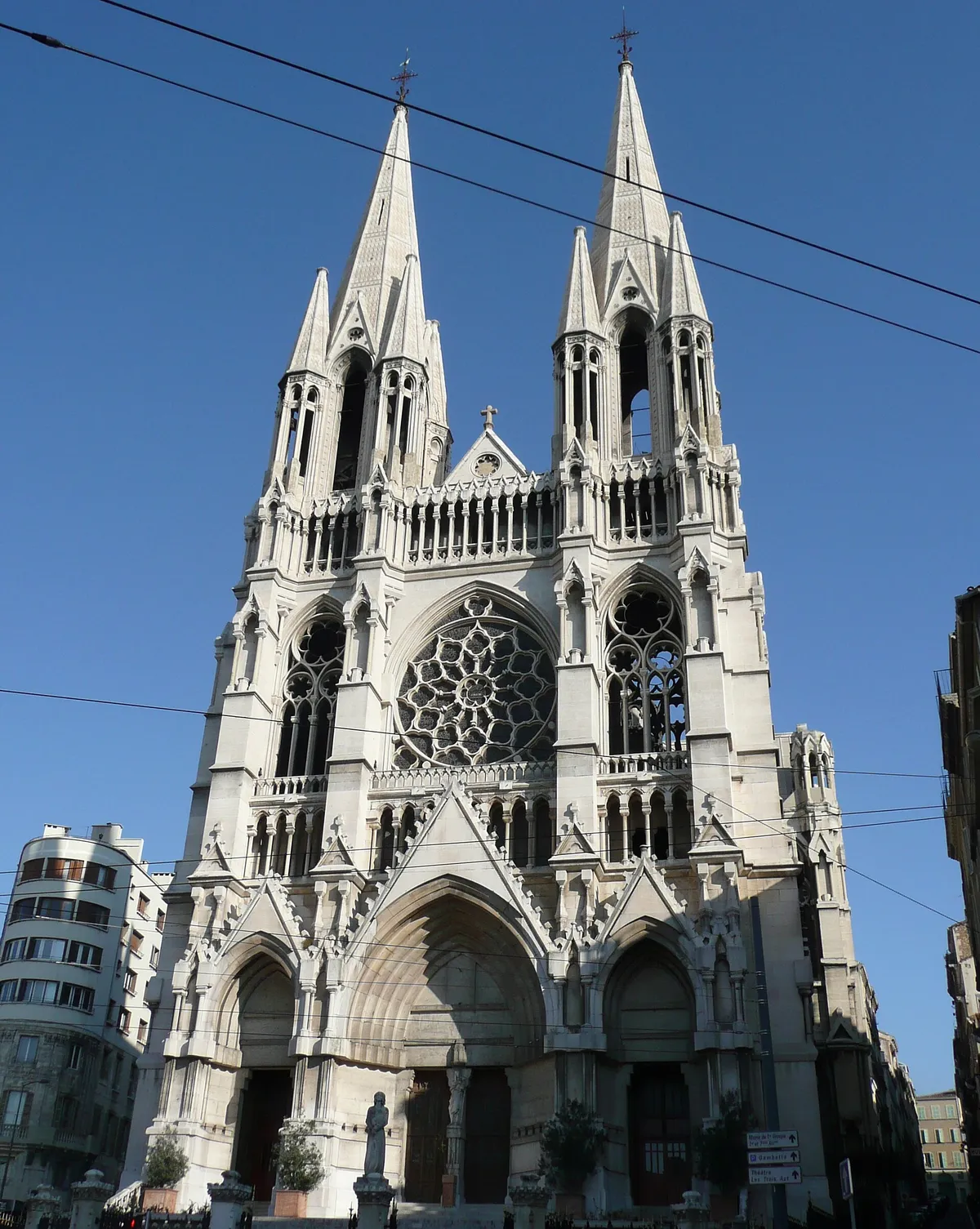 Façade néo-gothique et flèches de l'église Saint-Vincent-de-Paul, dite des Réformés, en haut de la Canebière