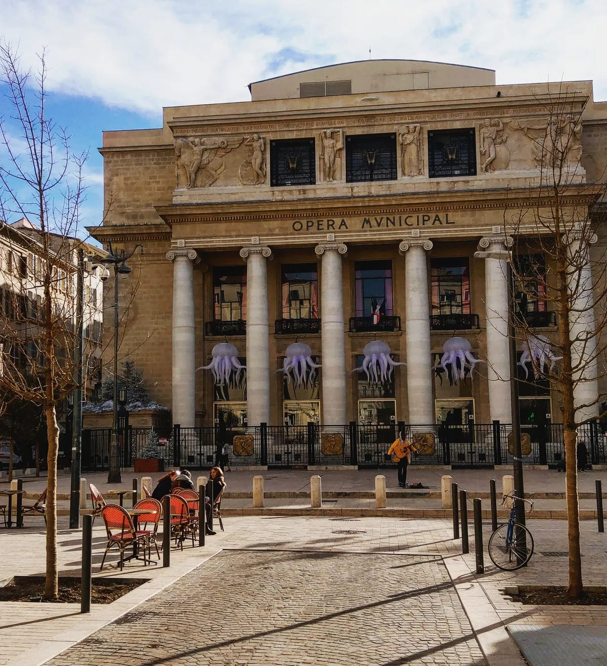 Colonnade ionique de l'Opéra municipal de Marseille et la place pavée devant l'entrée