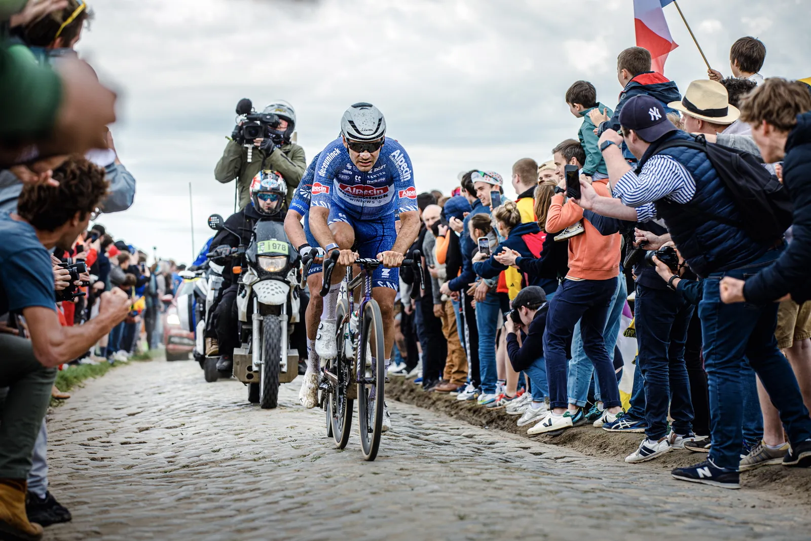 Le Paris-Roubaix 2024 au carrefour de l'Arbre, à Gruson, l'un des secteurs pavés de la course dans la métropole lilloise
