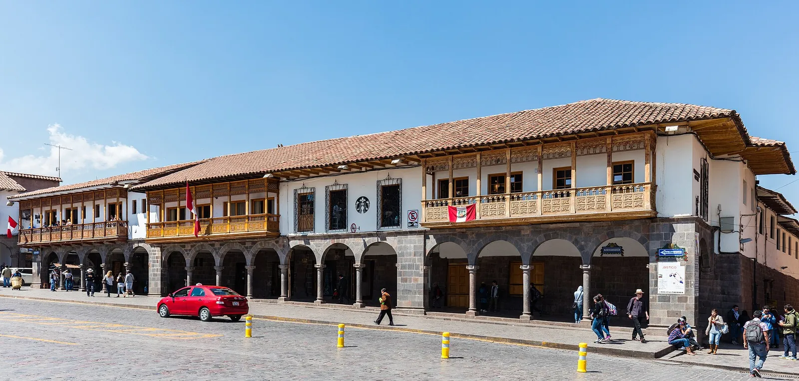 La place d'Armas de Cusco et ses édifices coloniaux, entourés de collines andines