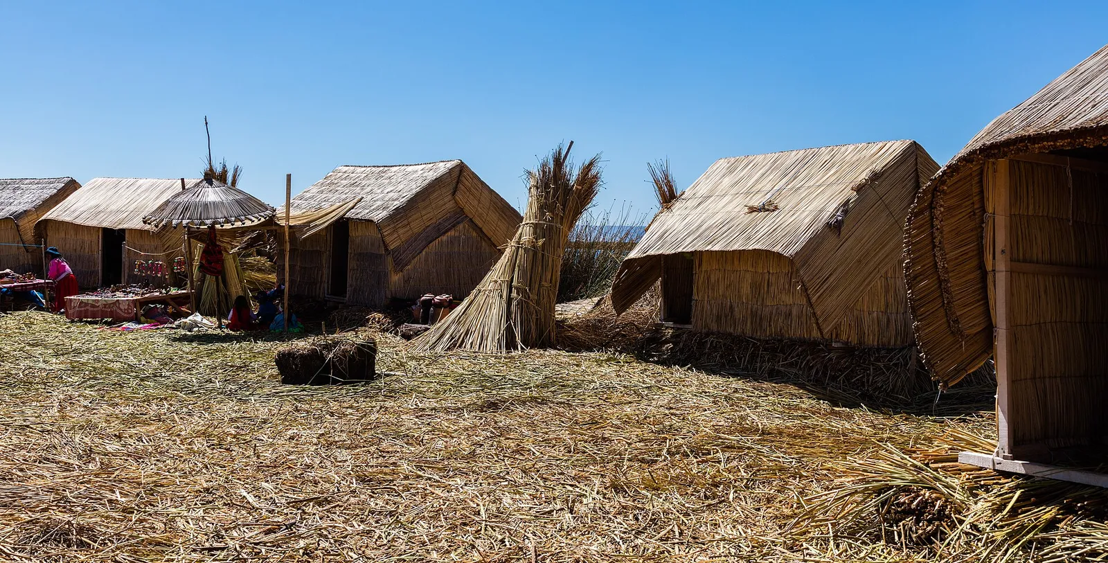 Les îles flottantes en roseau des Uros sur le lac Titicaca, près de Puno