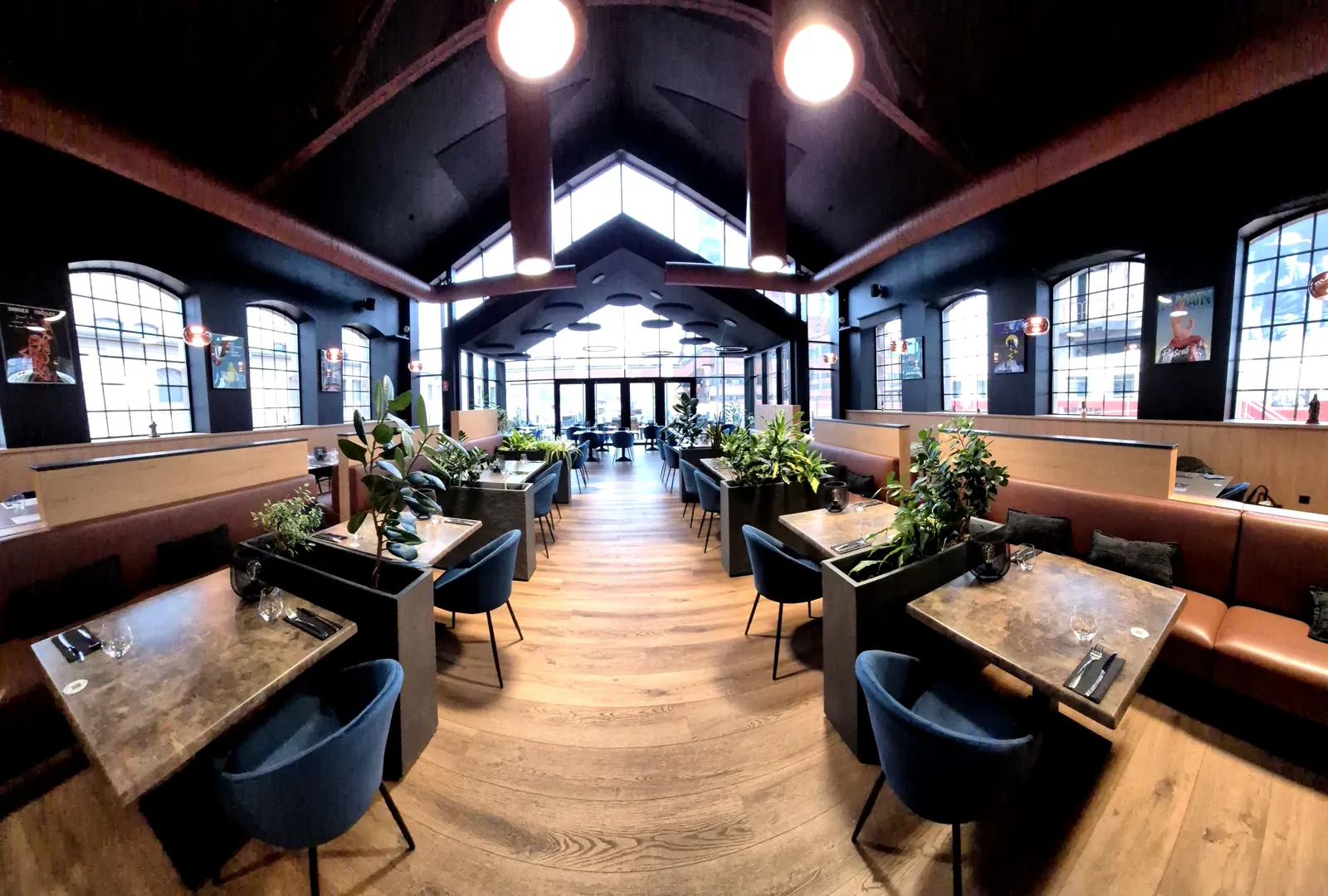 Salle du restaurant Mine904, tables en bois et verrière