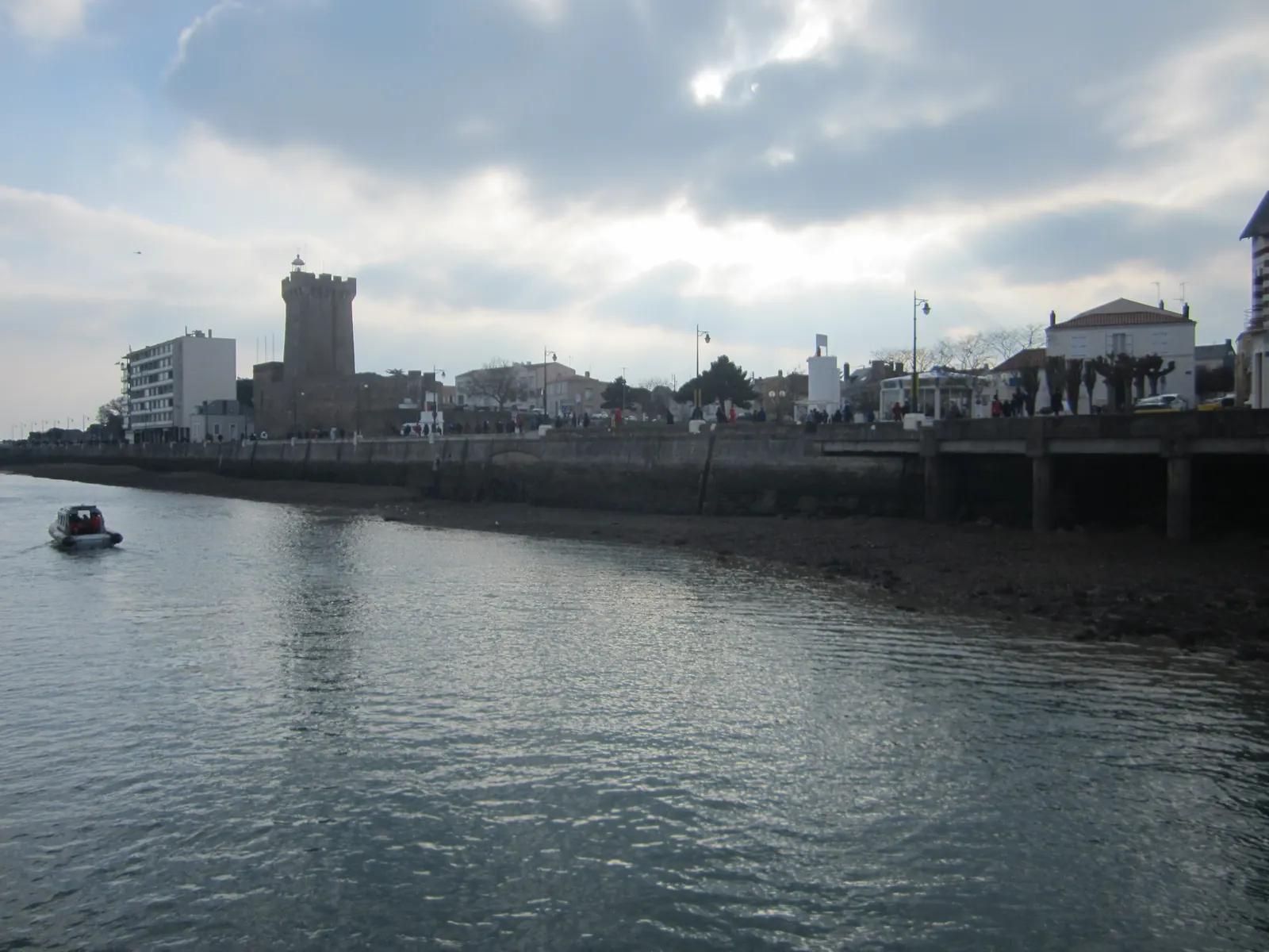 Le chenal des Sables-d'Olonne et la tour d'Arundel, côté La Chaume