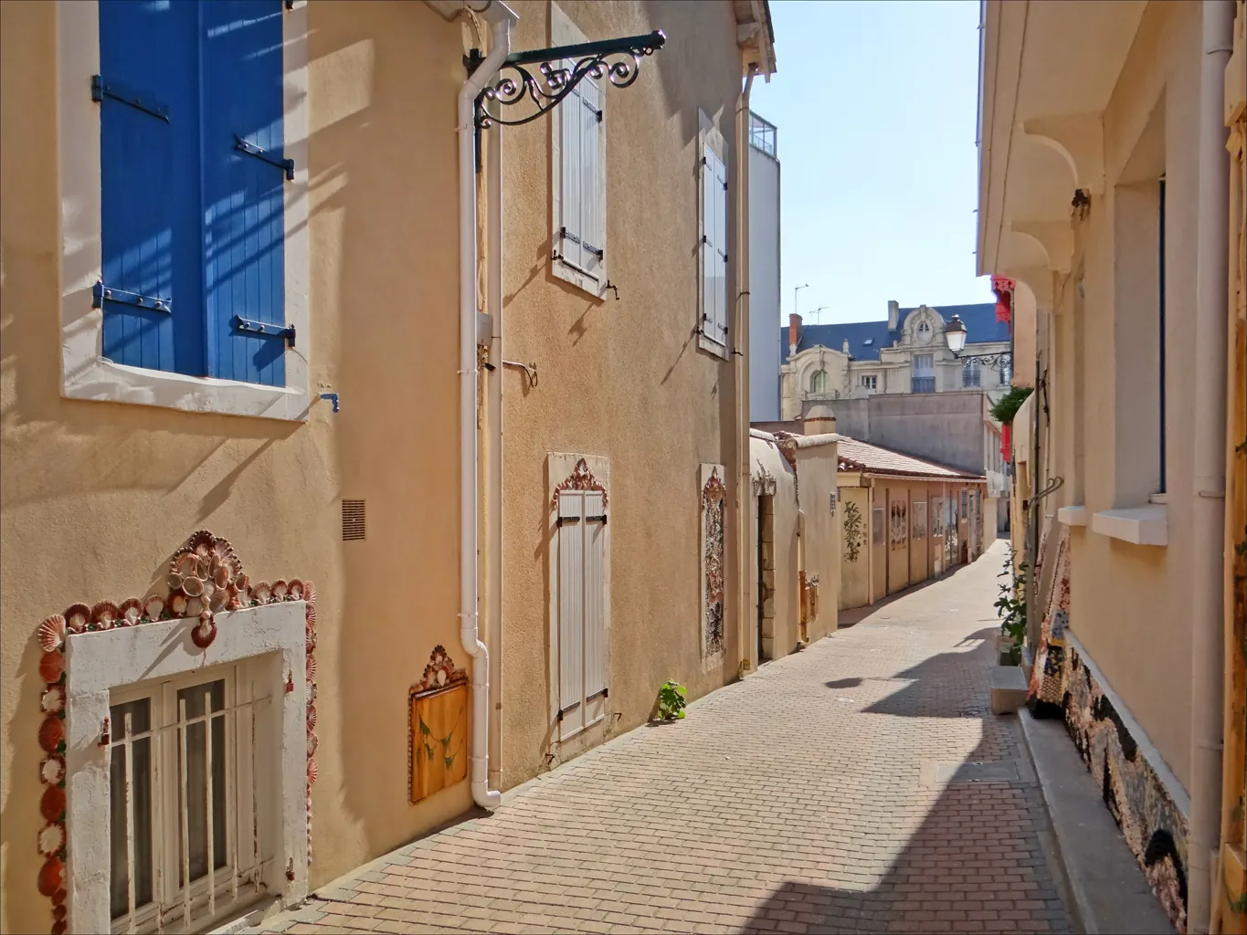 Ruelle de l'île Penotte décorée de mosaïques de coquillages