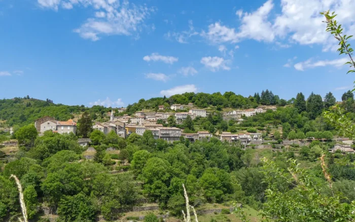 Que faire à Saint-Pierreville ? Le guide du village de la laine et de la châtaigne, en Ardèche verte