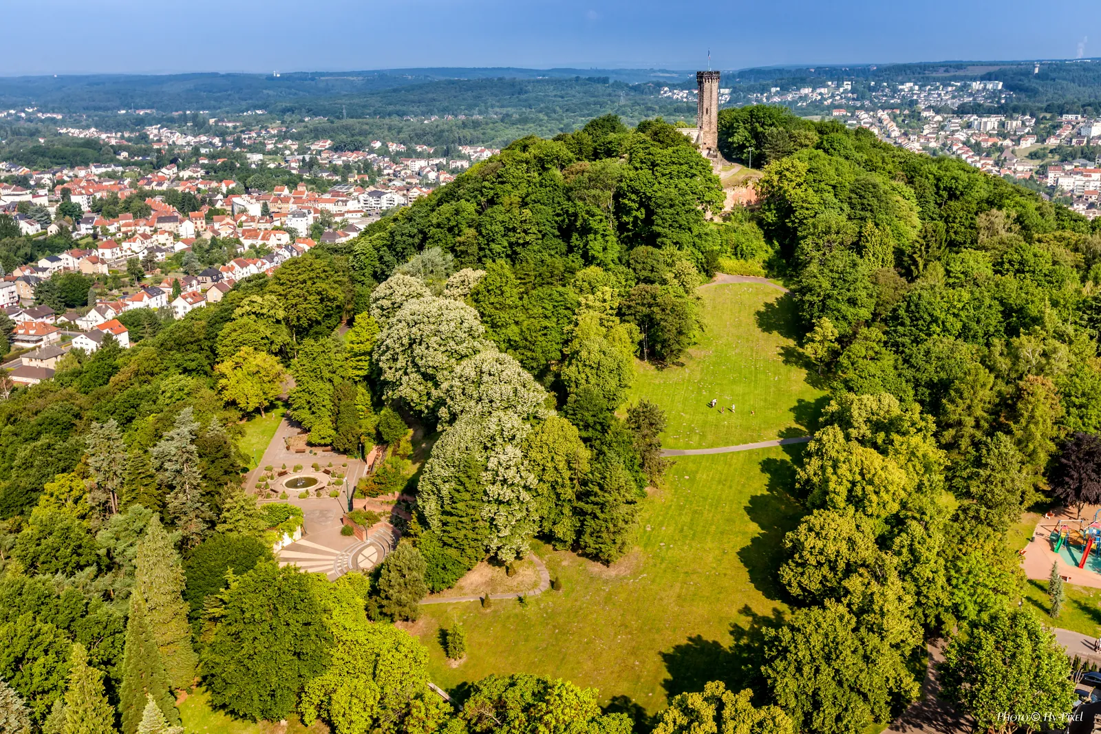 Vue aérienne du parc du Schlossberg et de sa tour dominant la ville de Forbach
