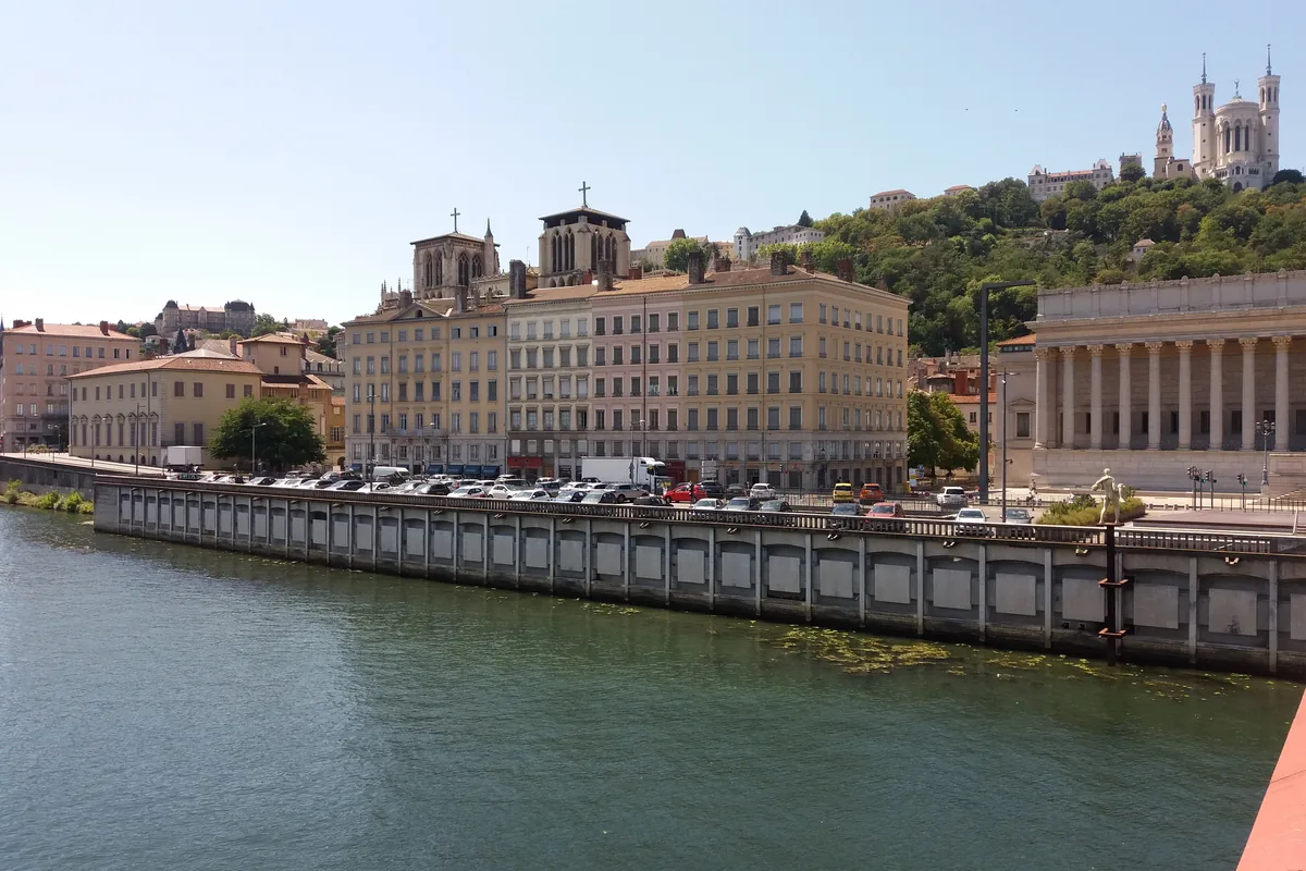 La Saône à Lyon, avec la colline de Fourvière en arrière-plan