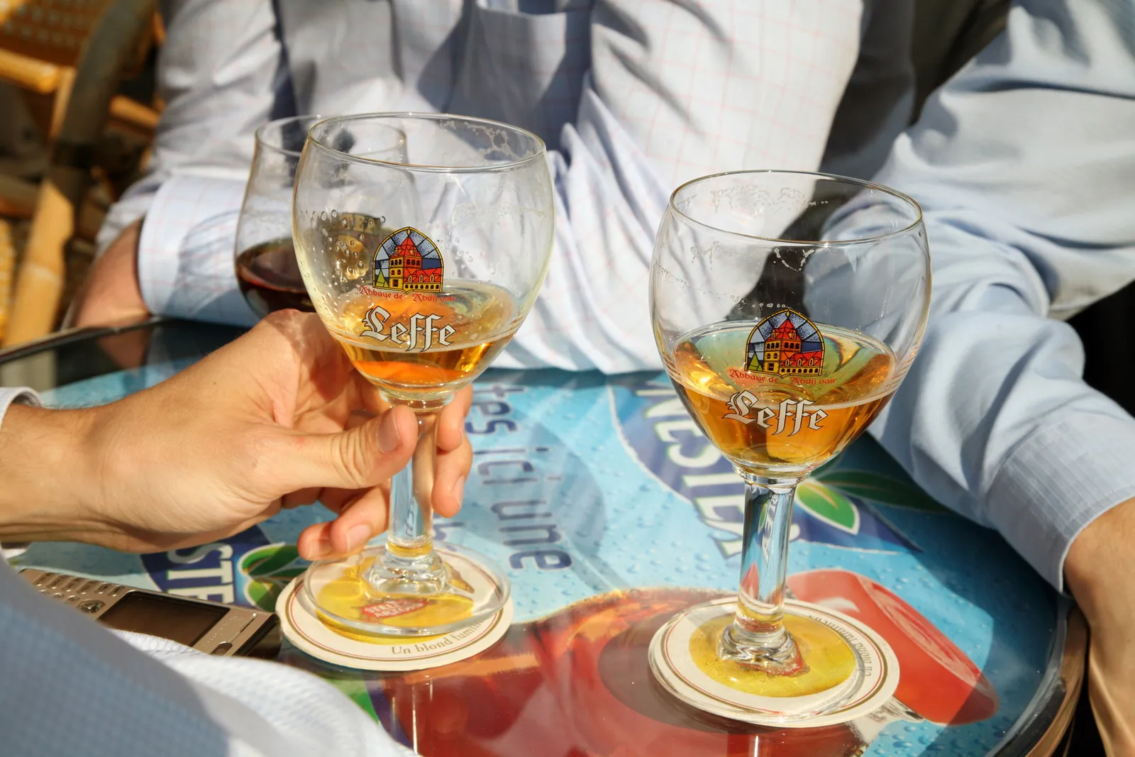Verres de bière servis à Lille, illustrant la variété des bières artisanales à goûter lors des visites et dégustations