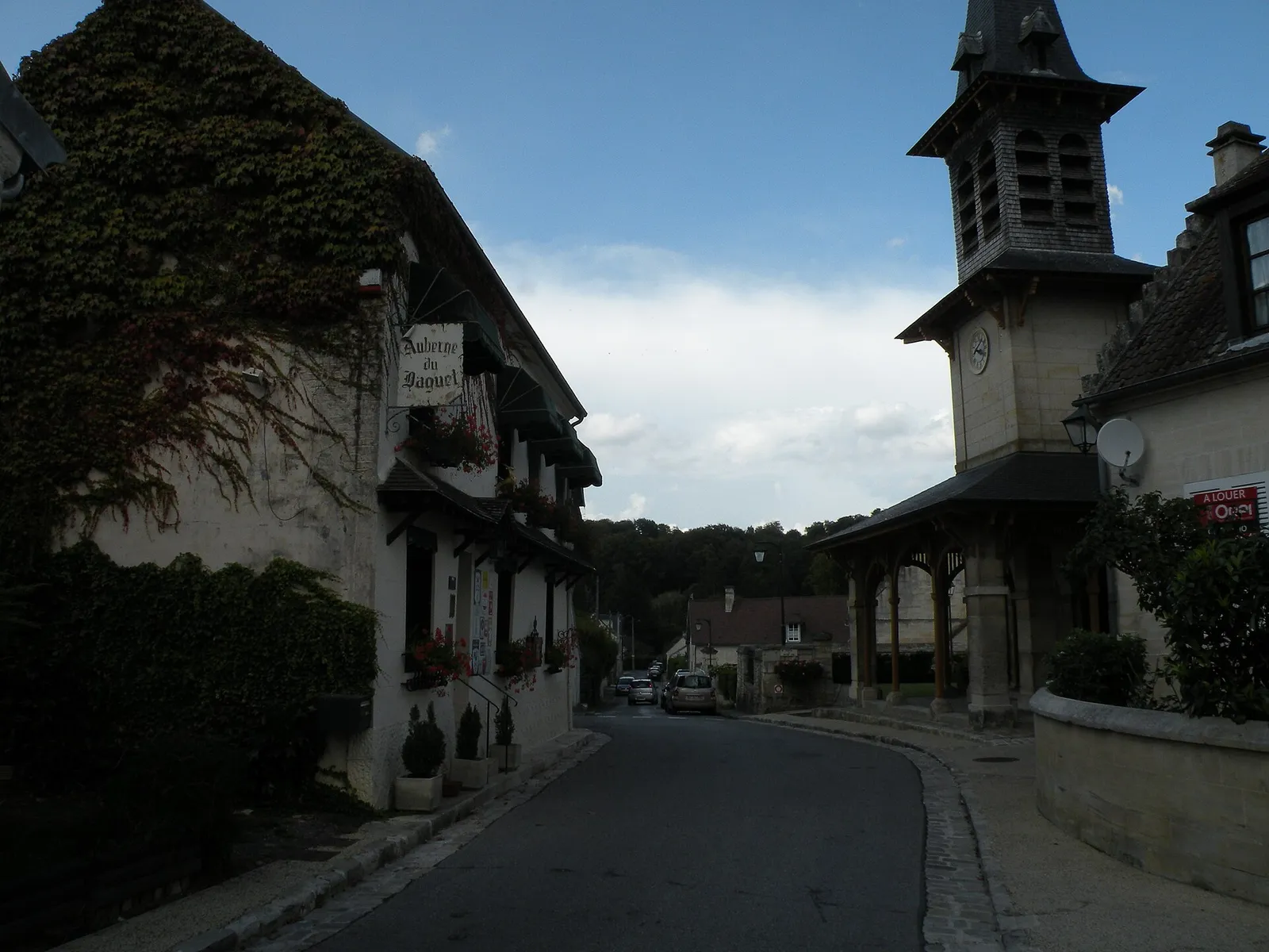 Une rue de Vieux-Moulin, village de la forêt de Compiègne apprécié pour ses maisons
