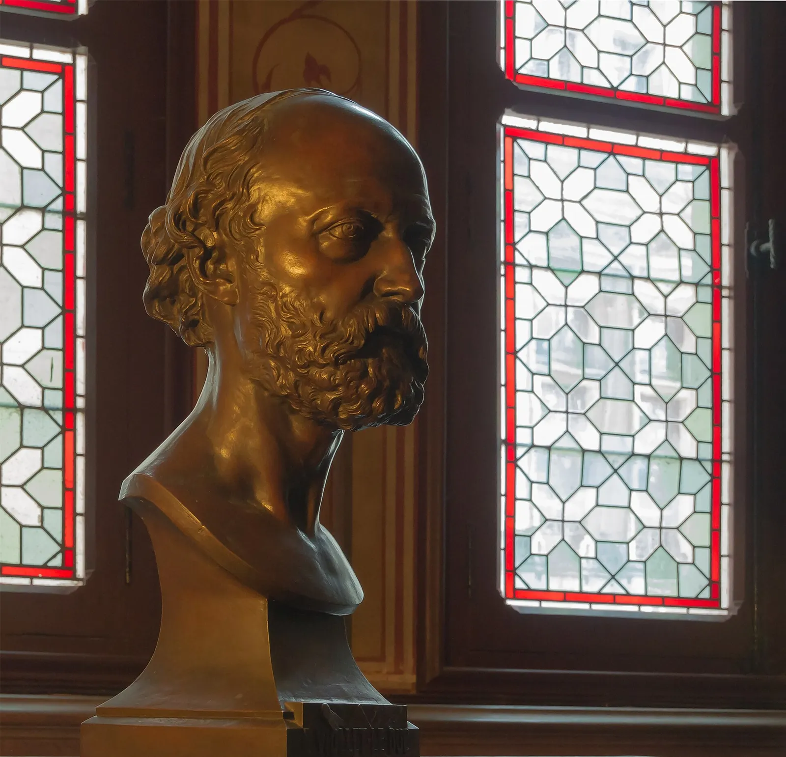 Buste en bronze de l'architecte Eugène Viollet-le-Duc par Ernest-Eugène Hiolle, au château de Pierrefonds