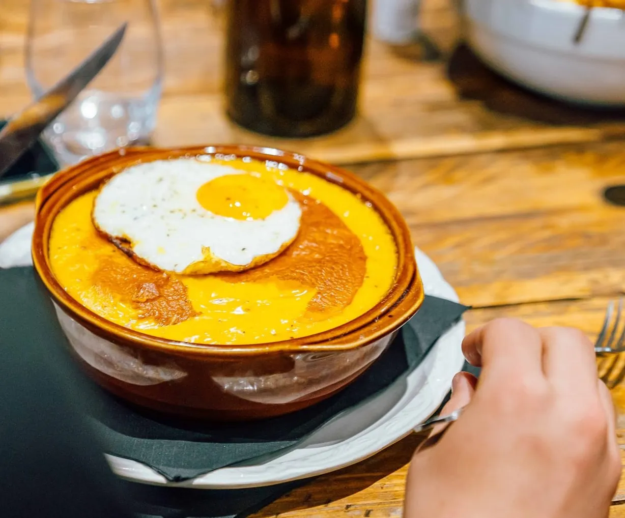 Assiette de welsh servie à L'entrepôtes à Armentières, plat régional au cheddar fondu, au pain et à la bière